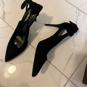Lulu’s black bow heels